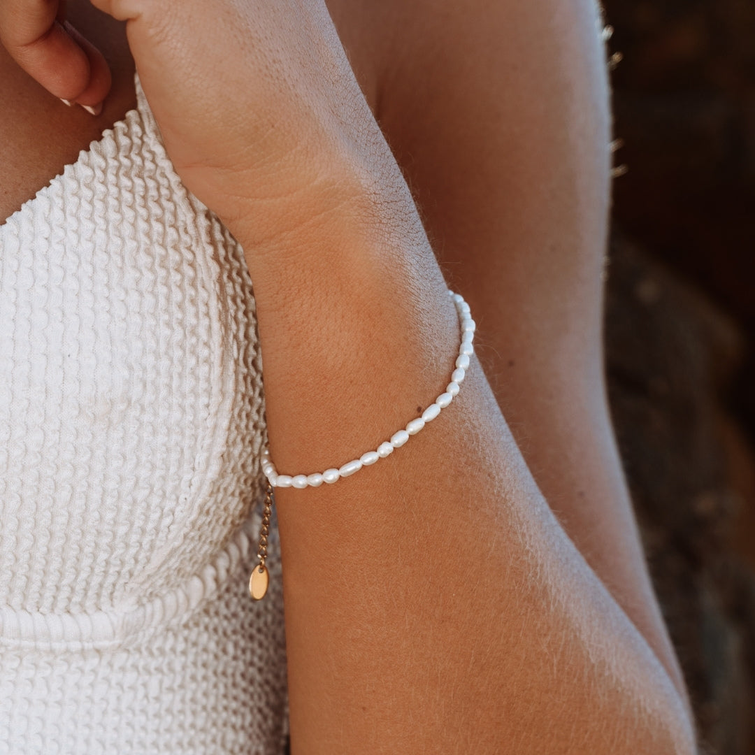Pulsera artesanal ajustable de perlas de agua dulce, plata chapada en oro