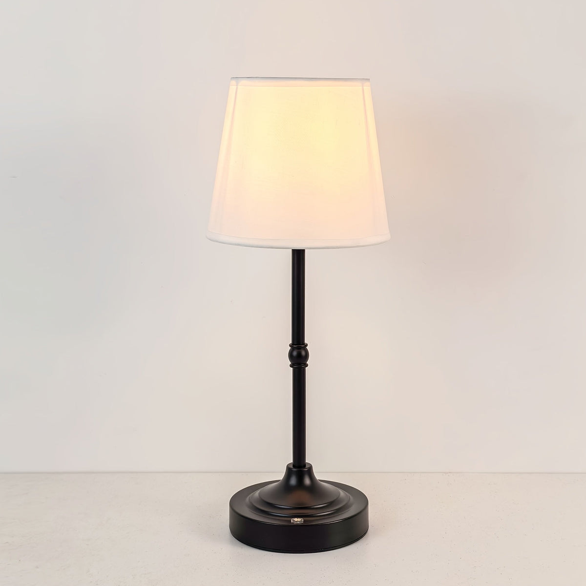 Lámpara de mesa inalámbrica recargable con pantalla de tela, metal cepillado y control táctil