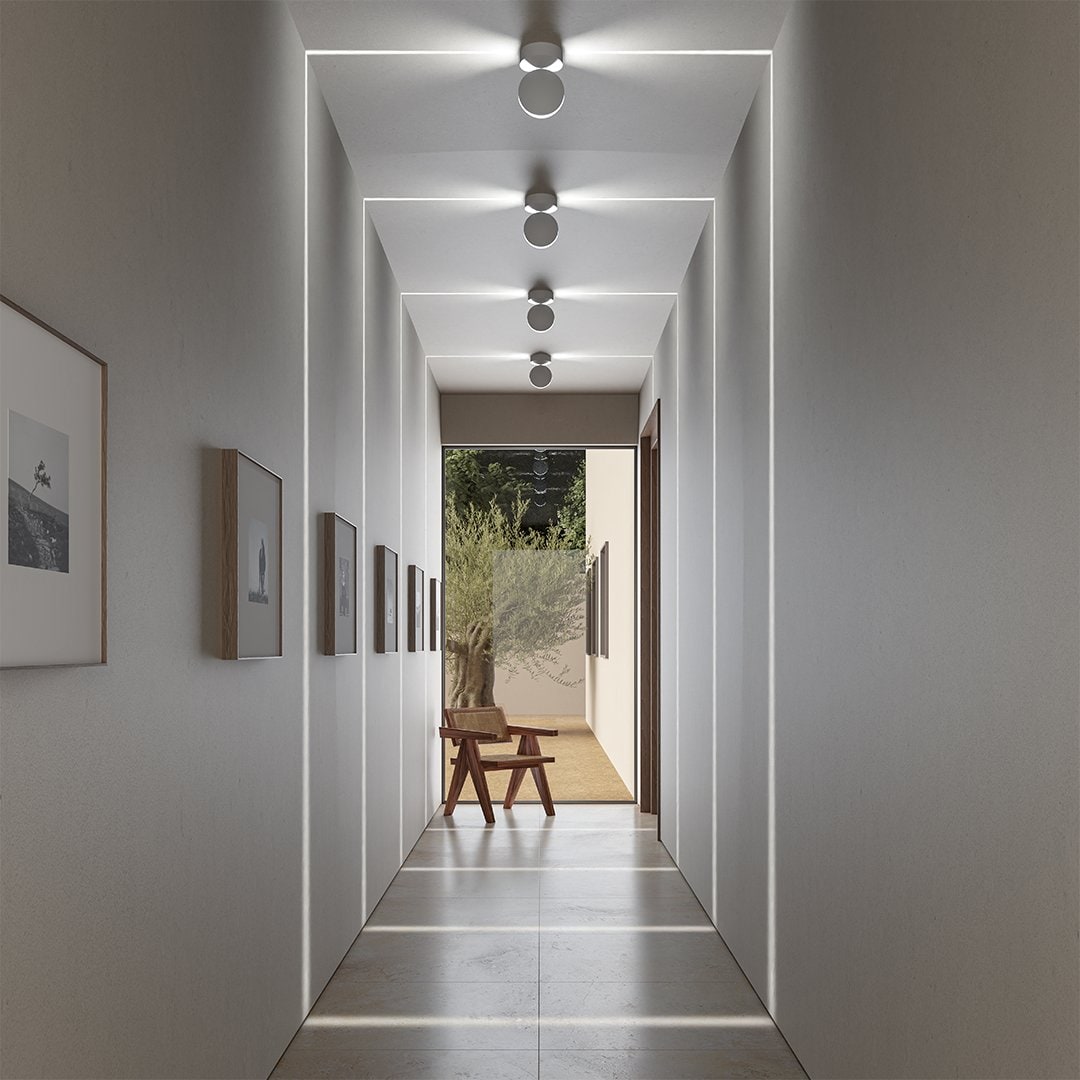 Lámpara de techo minimalista regulable con acabado mate y foco para interiores