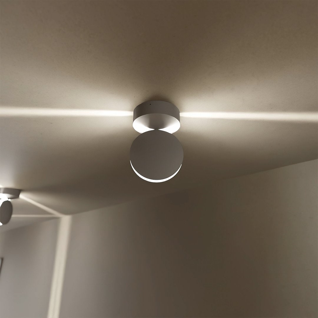 Lámpara de techo minimalista regulable con acabado mate y foco para interiores