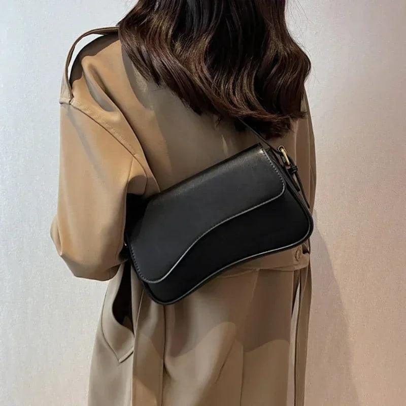 Elegante bolso de hombro compacto y resistente para mujer con cierre magnético