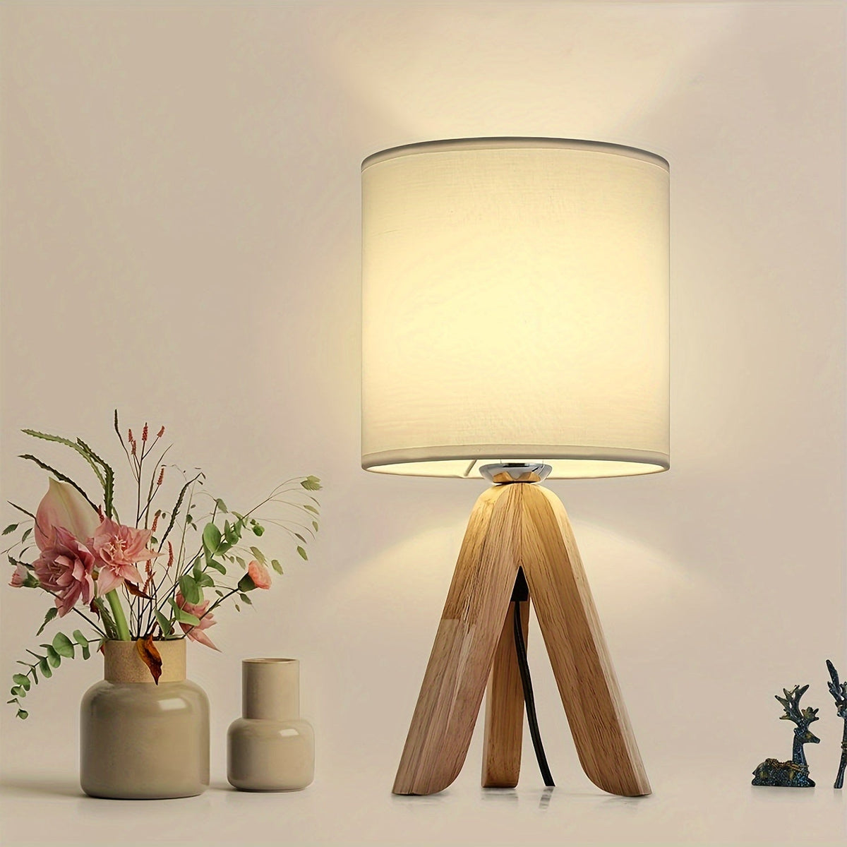 Lámpara de mesa nórdica minimalista con trípode de madera y pantalla de lino