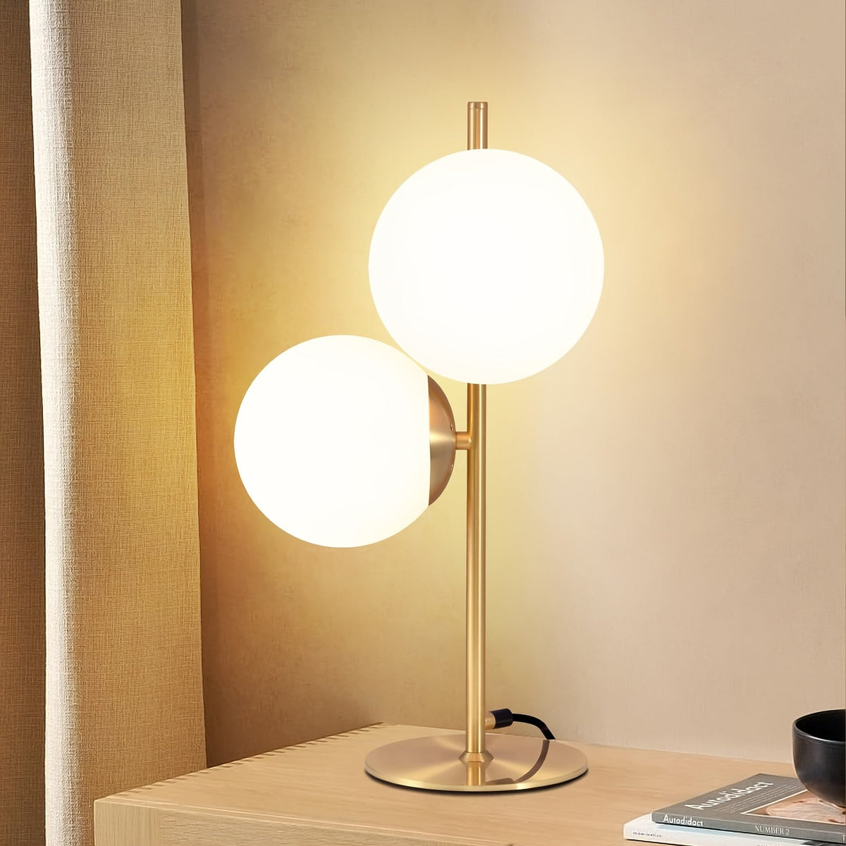 Lámpara de mesa industrial elegante con estructura de latón y esfera de vidrio esmerilado