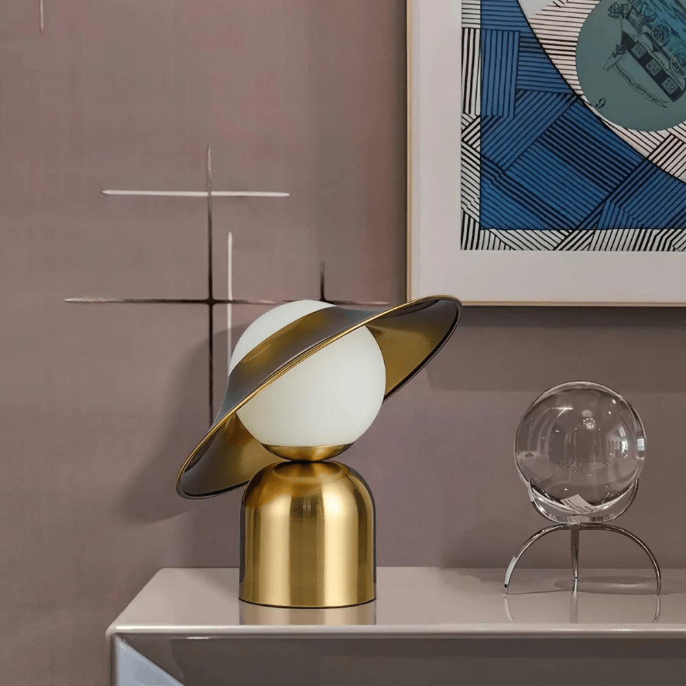 Lámpara de mesa regulable de metal y vidrio retro con forma de sombrero divertido