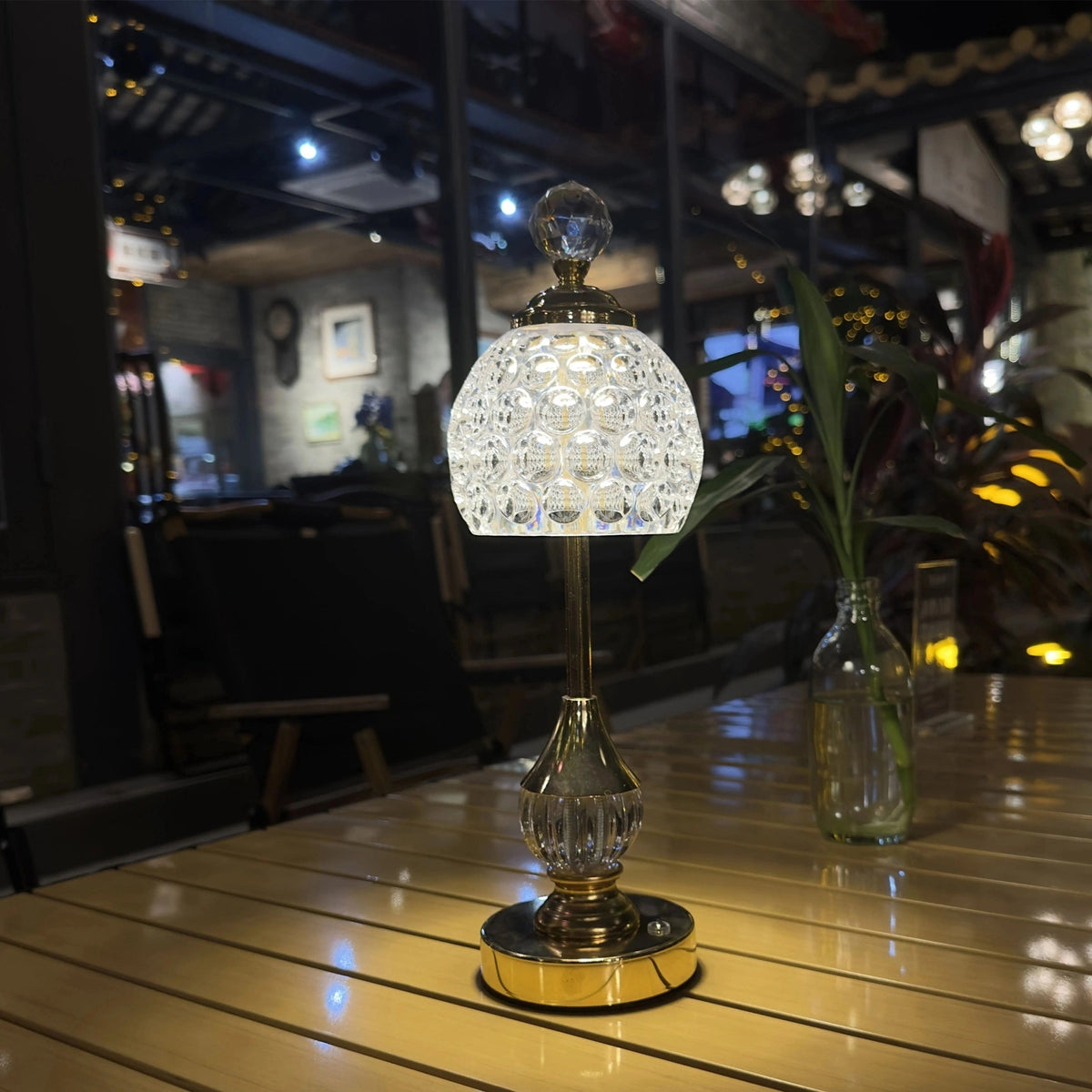 Lámpara de mesa inalámbrica recargable con pantalla de cristal esculpido y regulación táctil