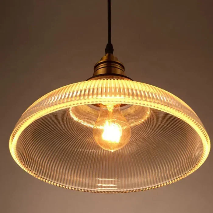 Lámpara colgante de vidrio transparente radiante con detalles metálicos