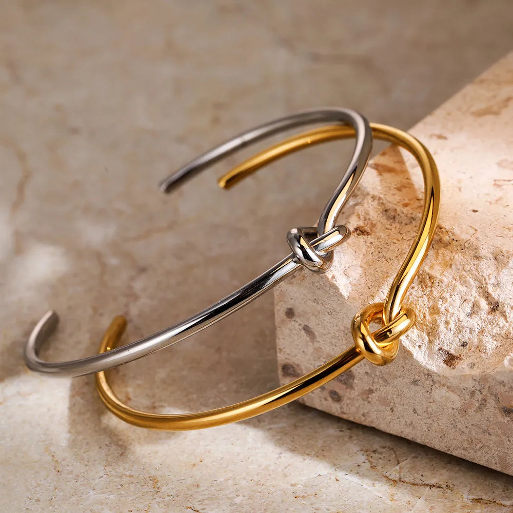 Brazalete de puño abierto chapado en oro con nudo retorcido