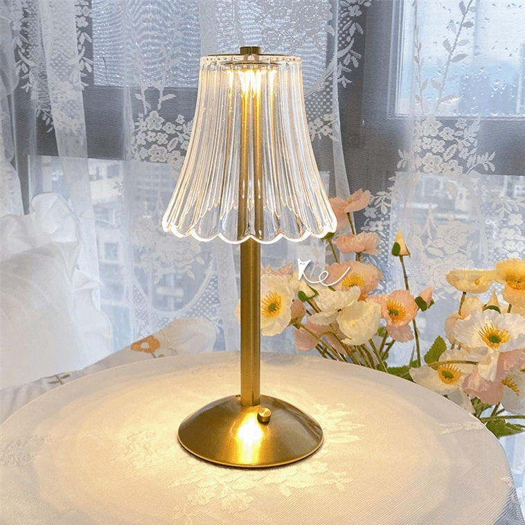 Lámpara de mesa recargable con pantalla de cristal, aluminio cepillado y control táctil