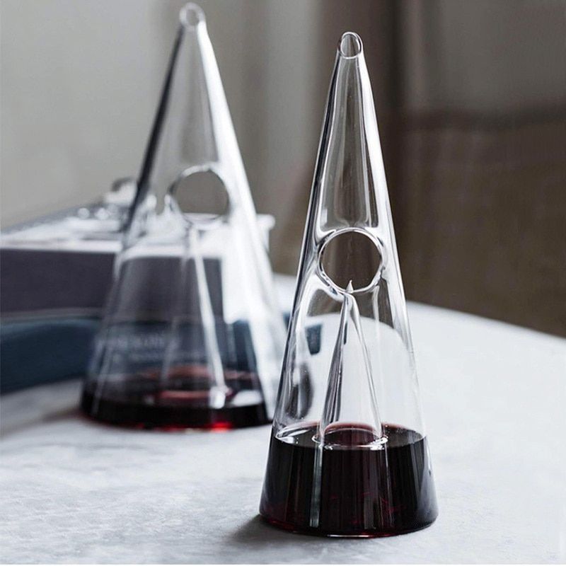 Jarra decantadora de vino de vidrio cónica y elegante