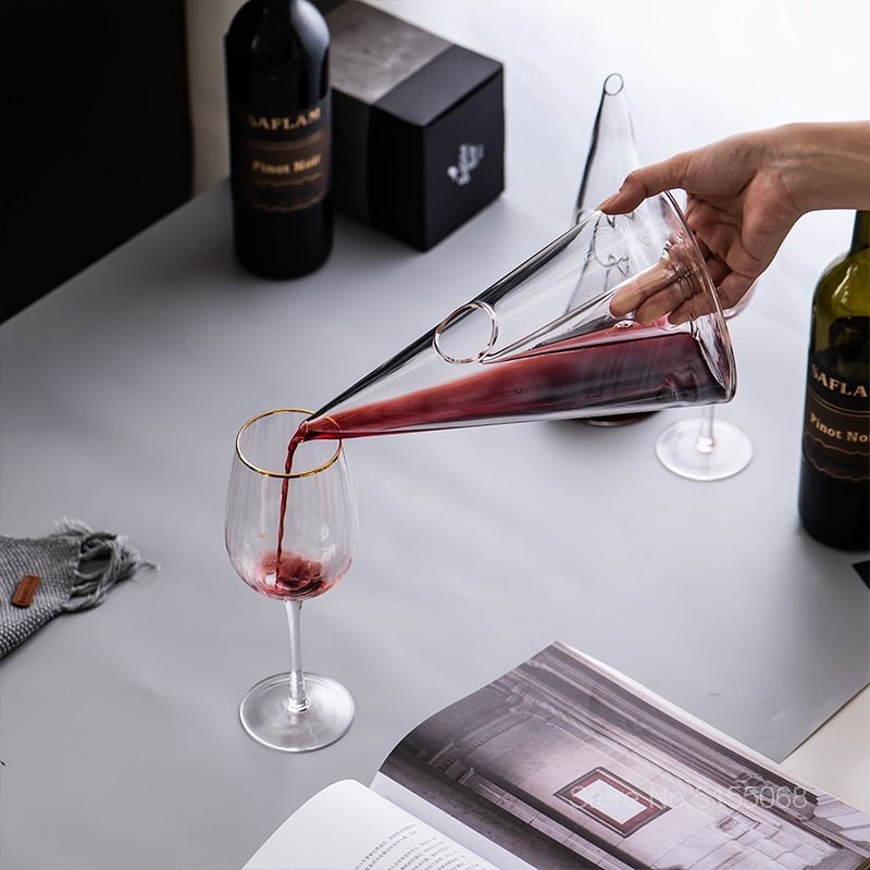 Jarra decantadora de vino de vidrio cónica y elegante