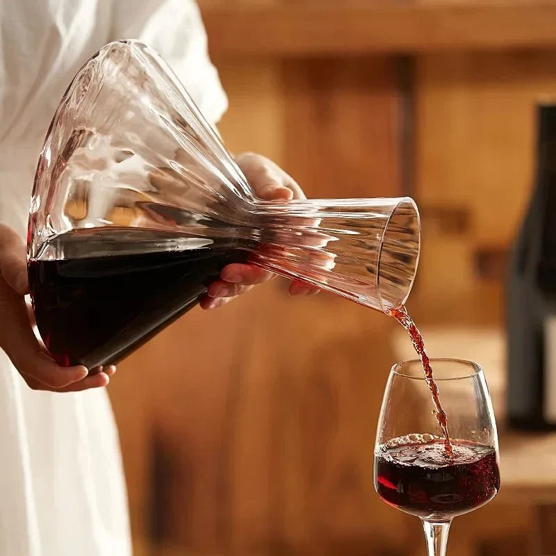 Decantador de vino de vidrio angular giratorio con base de madera