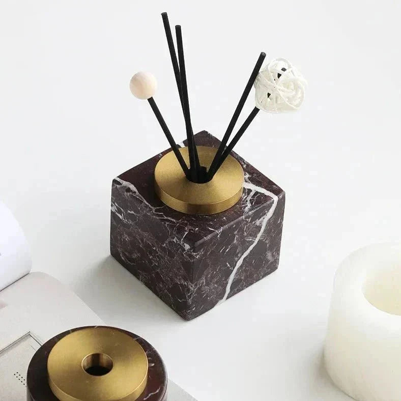 Jarrón escultórico minimalista de mármol natural hecho a mano, con difusor de aromas
