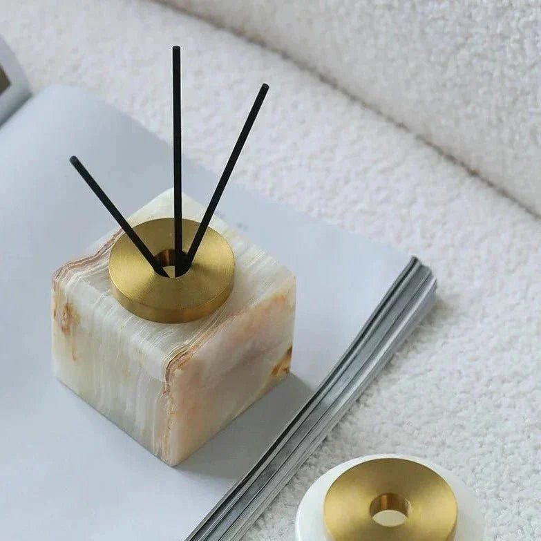 Jarrón escultórico minimalista de mármol natural hecho a mano, con difusor de aromas
