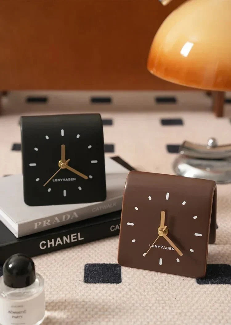Reloj de mesa de cuarzo silencioso de cerámica con silueta arqueada