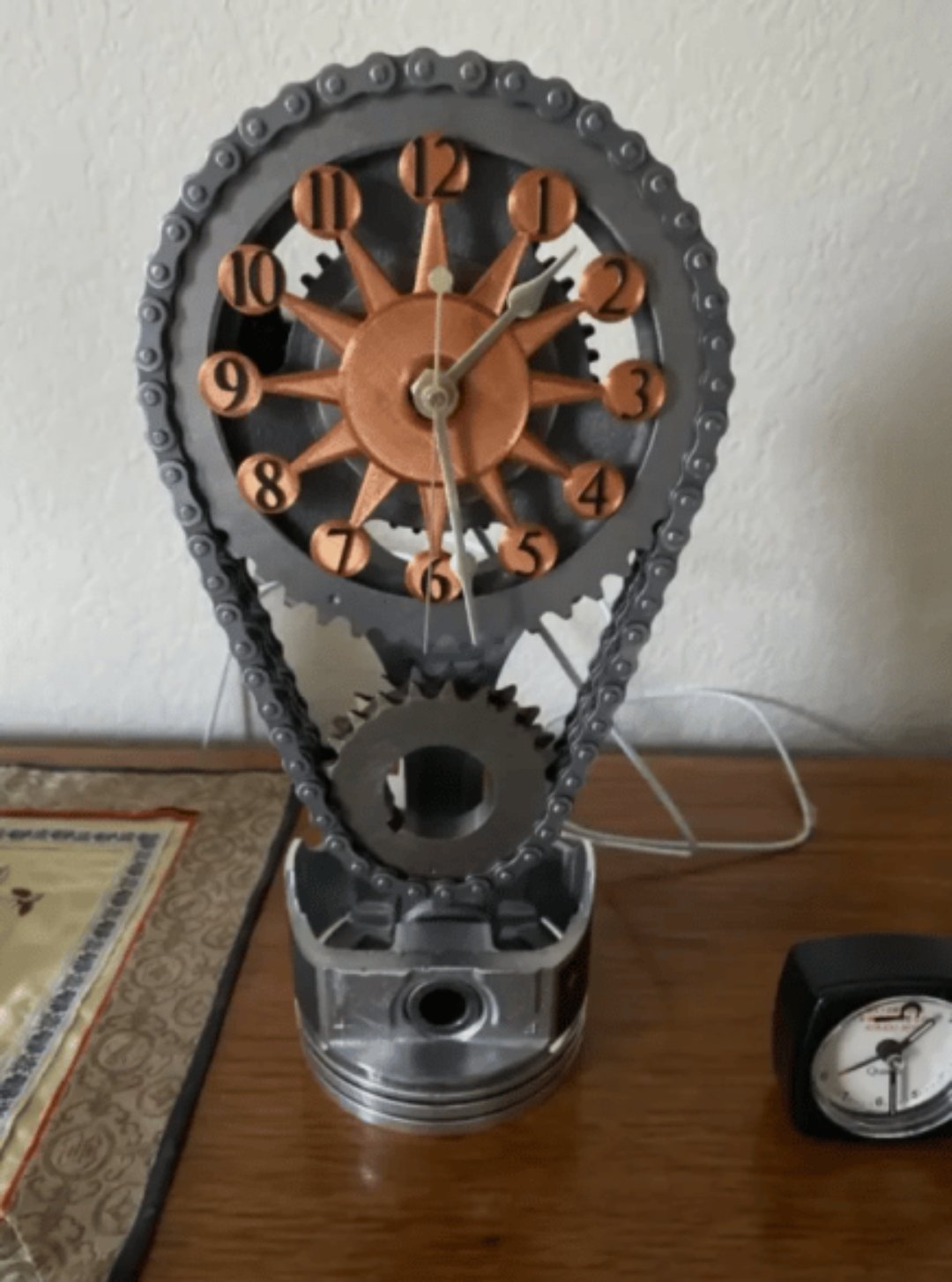 Reloj de pared silencioso industrial de metal y vidrio con mecanismo de engranajes expuesto