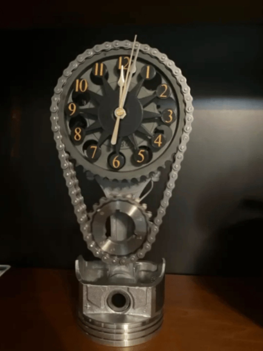 Reloj de pared silencioso industrial de metal y vidrio con mecanismo de engranajes expuesto
