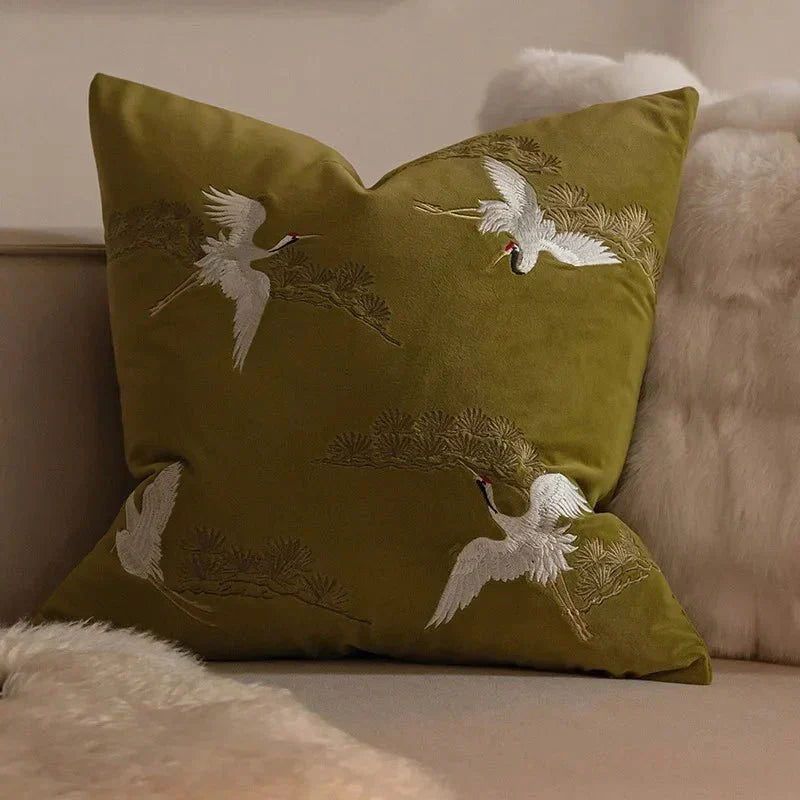 Funda cuadrada para cojín decorativo bordada con grulla y pino