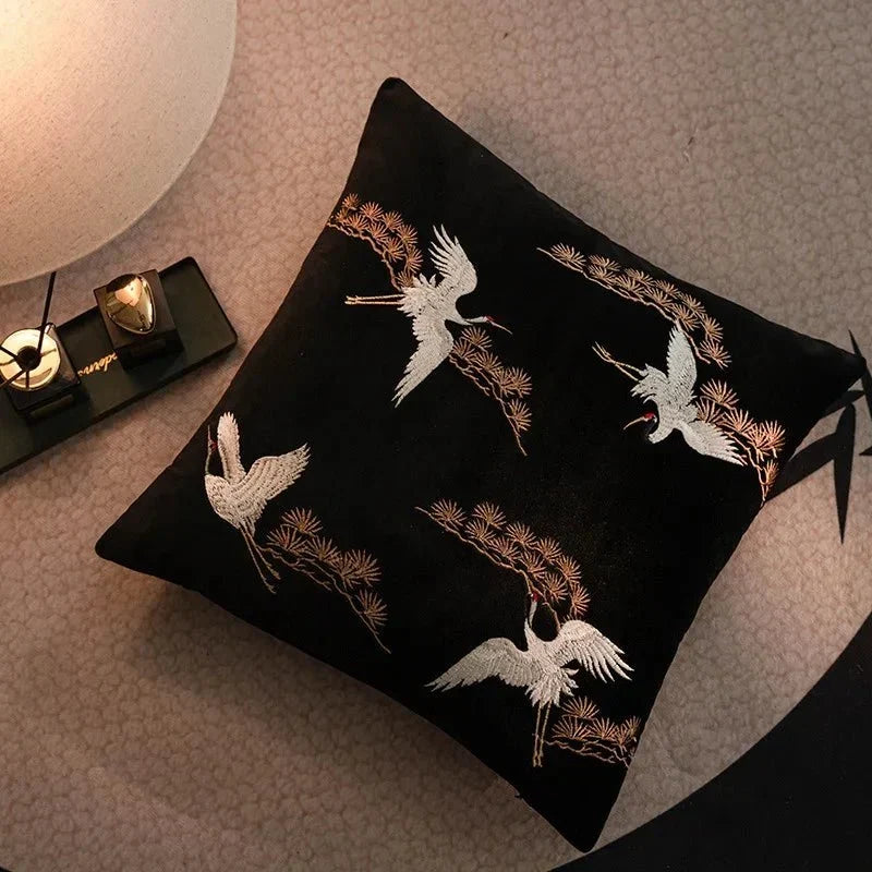Funda cuadrada para cojín decorativo bordada con grulla y pino