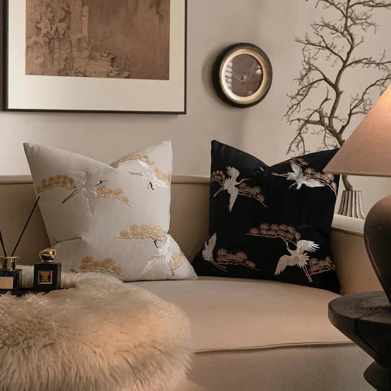 Funda cuadrada para cojín decorativo bordada con grulla y pino