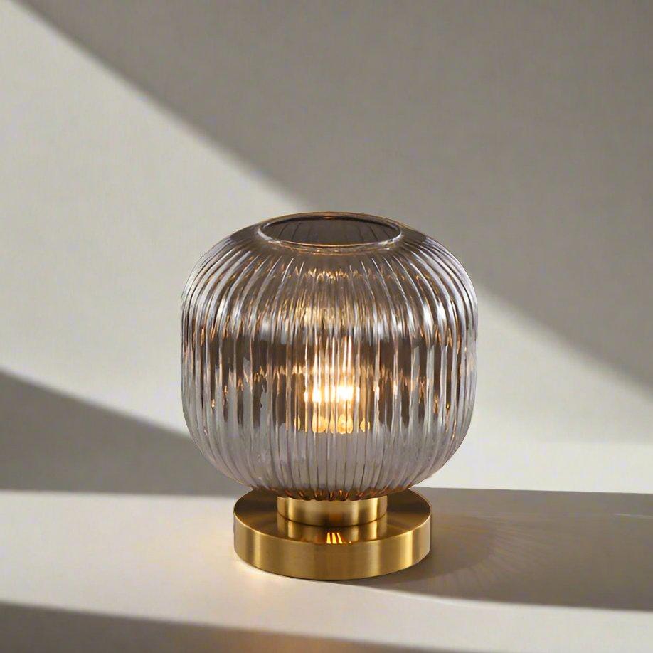 Lámpara de mesa escandinava de metal delgado con vidrio ámbar tallado