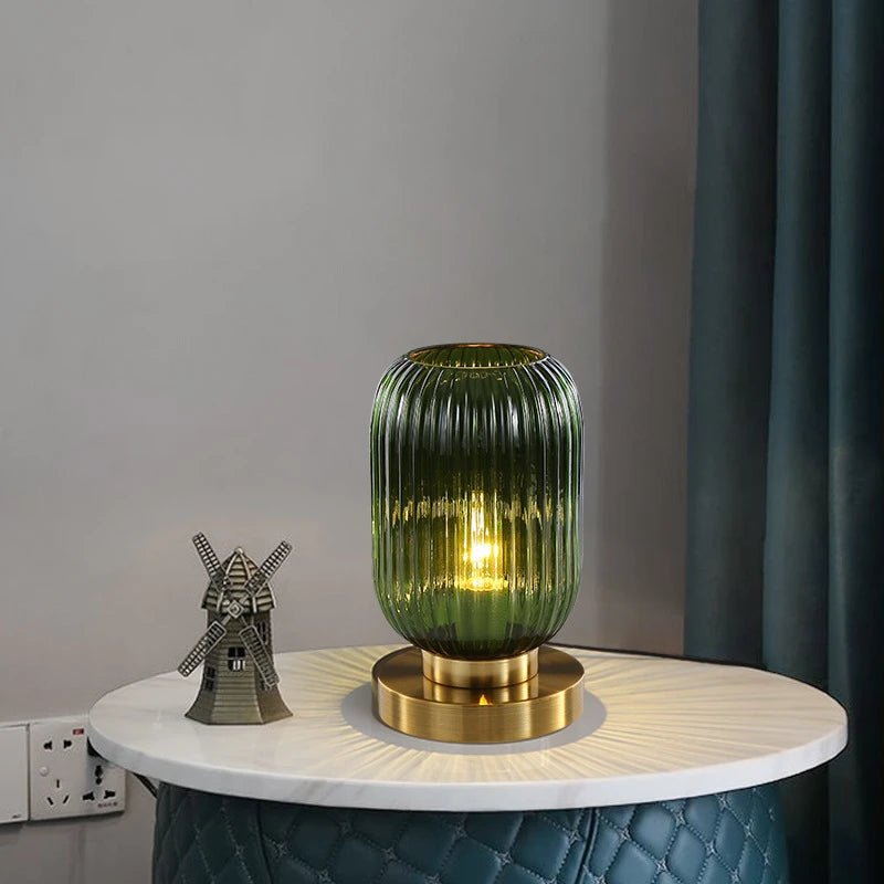 Lámpara de mesa escandinava de metal delgado con vidrio ámbar tallado