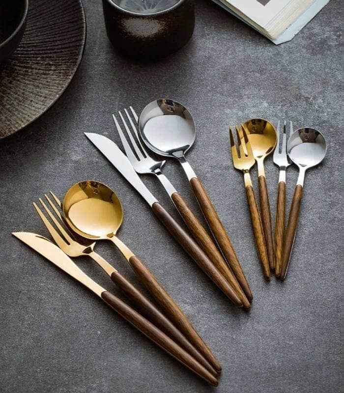 Juego de cubiertos de acero inoxidable pulido con mango decorativo de madera