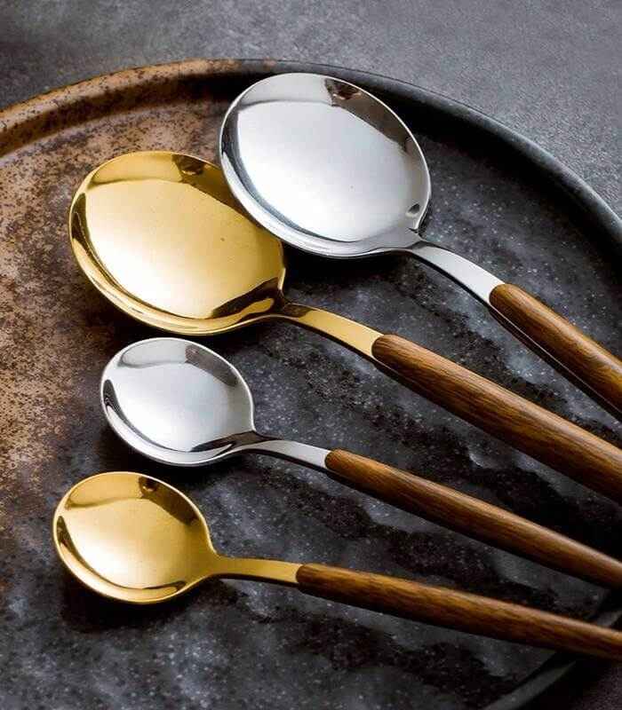 Juego de cubiertos de acero inoxidable pulido con mango decorativo de madera