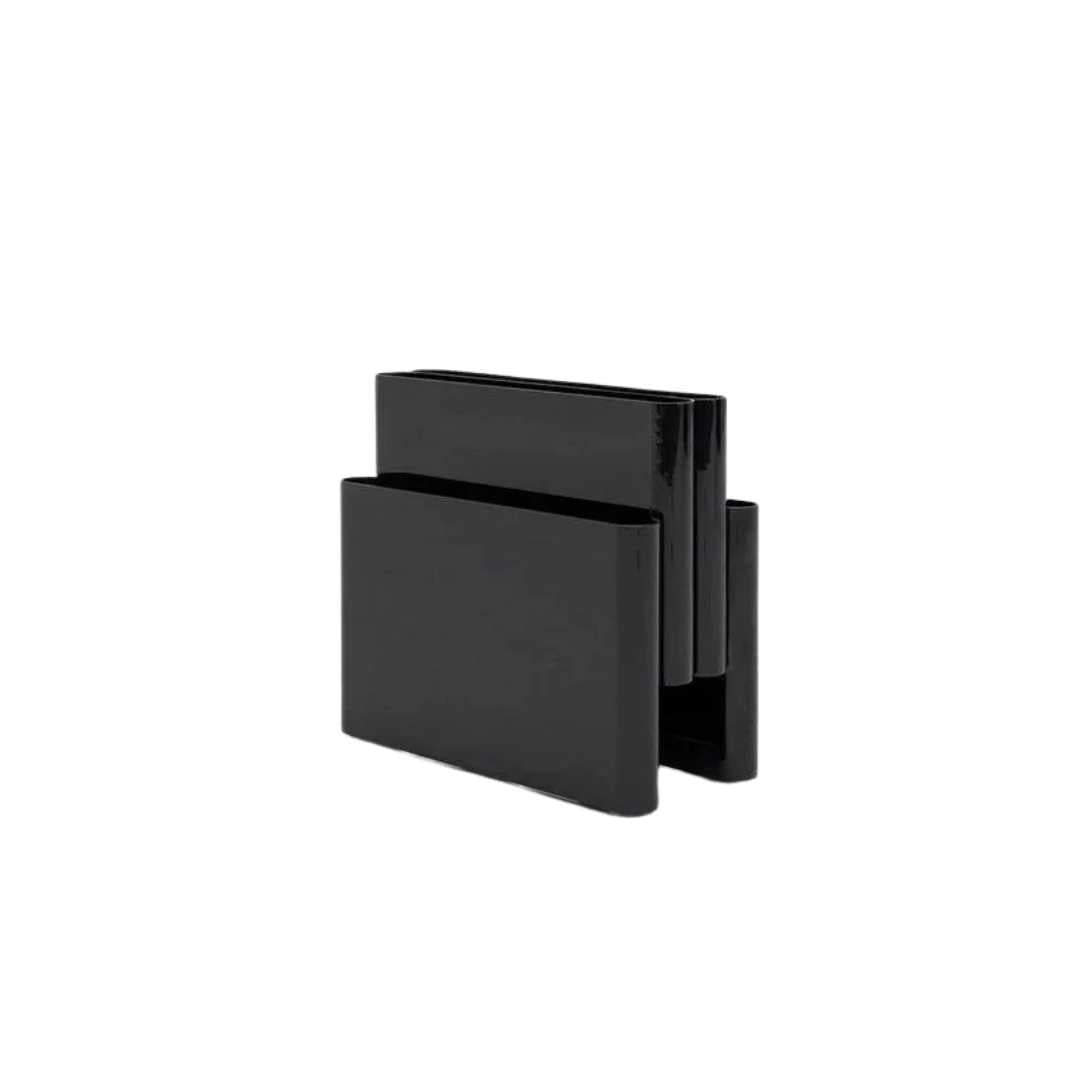 Organizador compacto de plástico resistente para revistas, con múltiples compartimentos