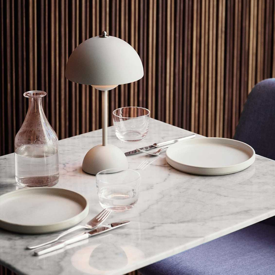 Lámpara de mesa inalámbrica recargable y regulable con forma de esfera
