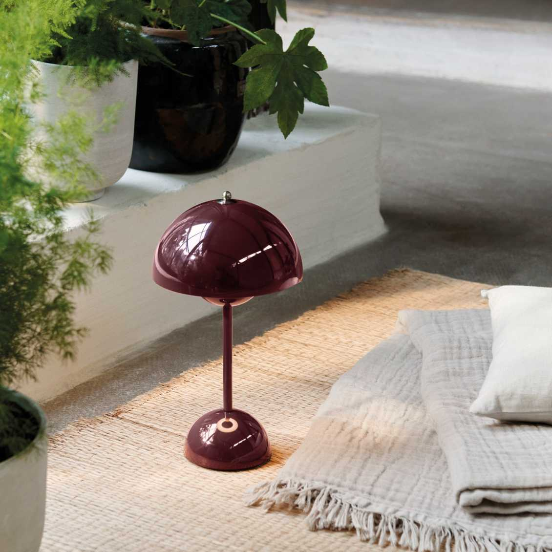 Lámpara de mesa inalámbrica recargable y regulable con forma de esfera