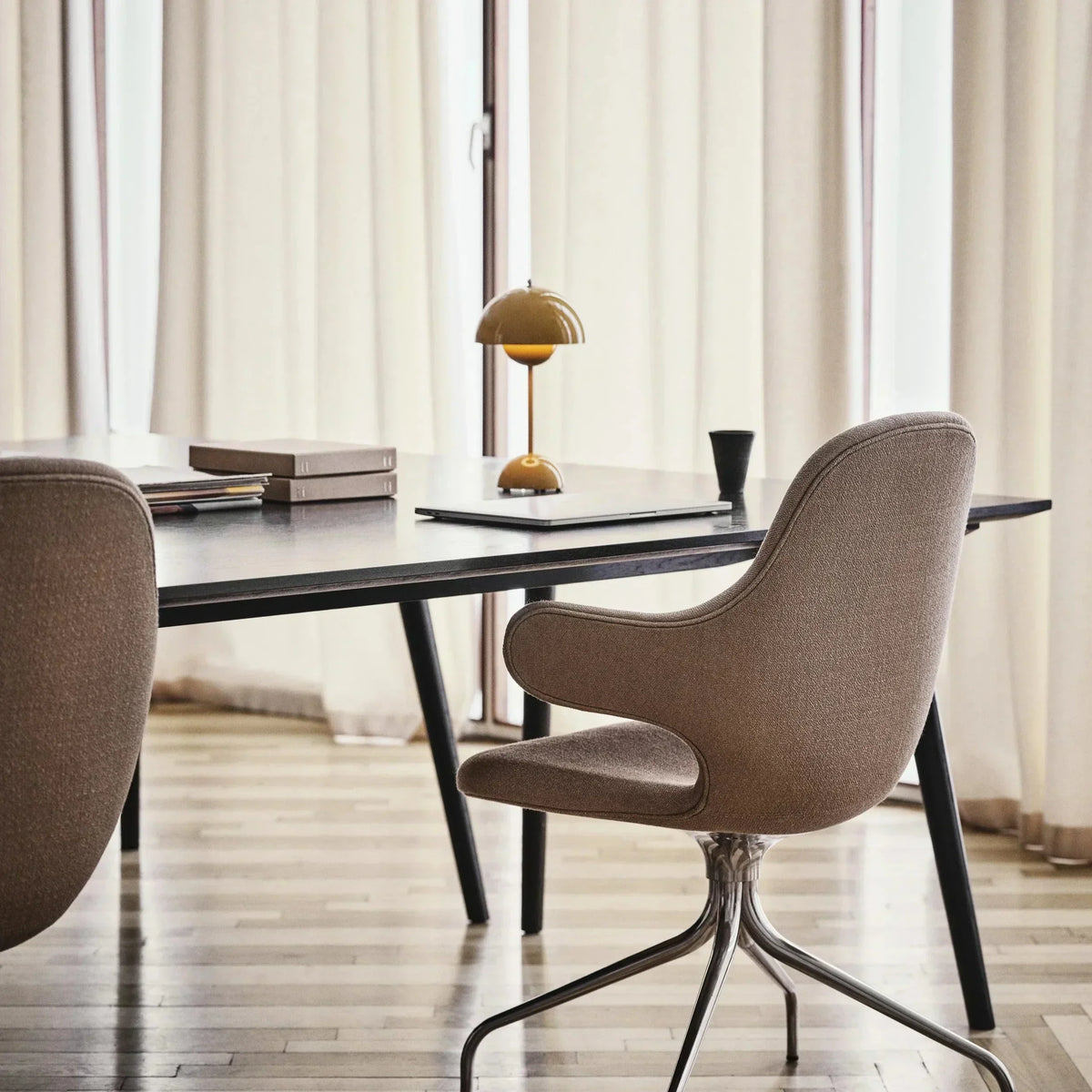 Lámpara de mesa inalámbrica recargable y regulable con forma de esfera