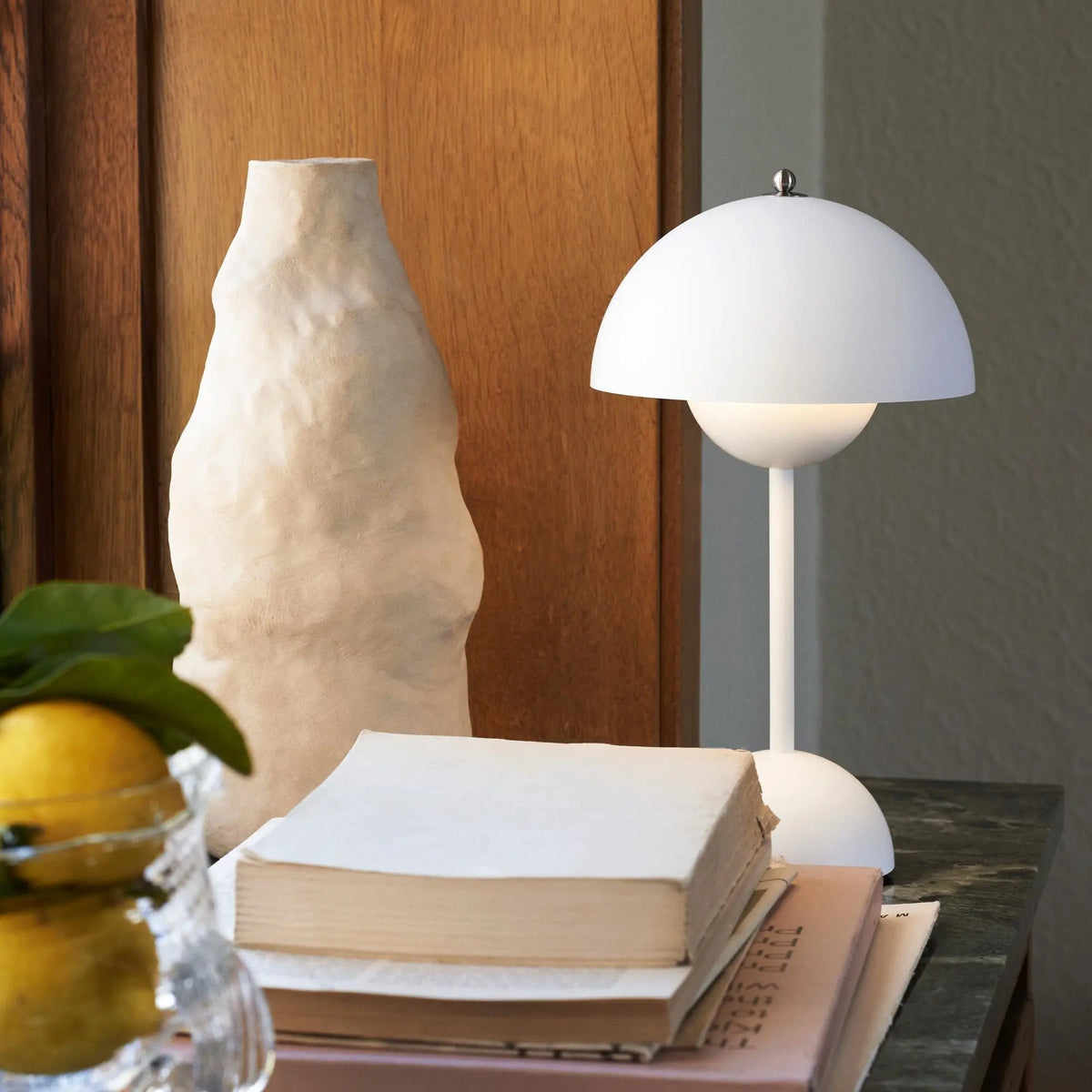 Lámpara de mesa inalámbrica recargable y regulable con forma de esfera