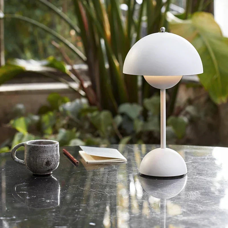Lámpara de mesa inalámbrica recargable y regulable con forma de esfera