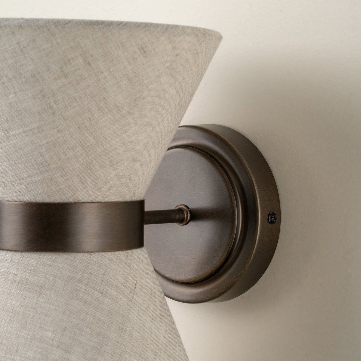 Aplique de pared clásico moderno con pantalla de lino y bronce envejecido