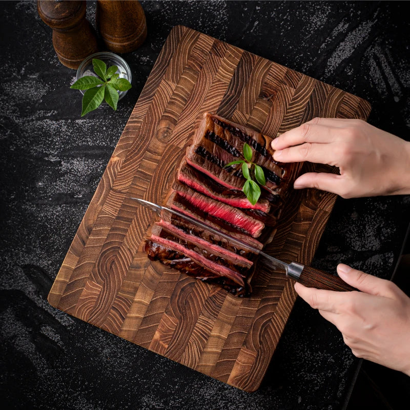 Tabla gruesa de madera maciza de teca para cortar en la cocina