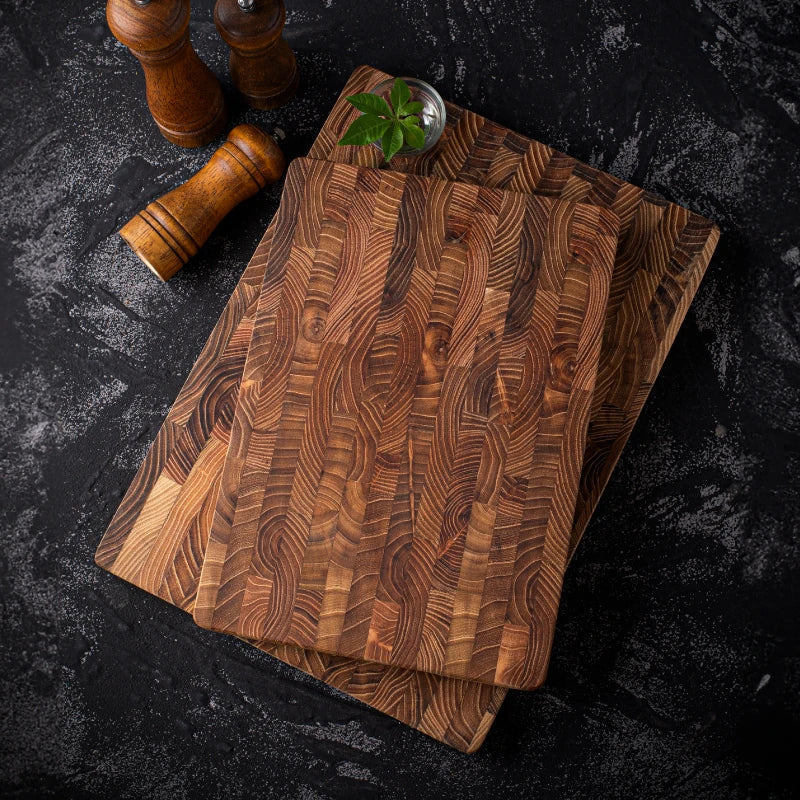Tabla gruesa de madera maciza de teca para cortar en la cocina