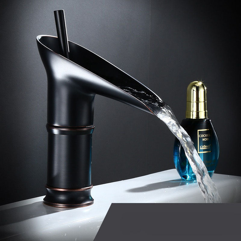 Grifo de baño vintage con salida de agua en cascada y un solo orificio