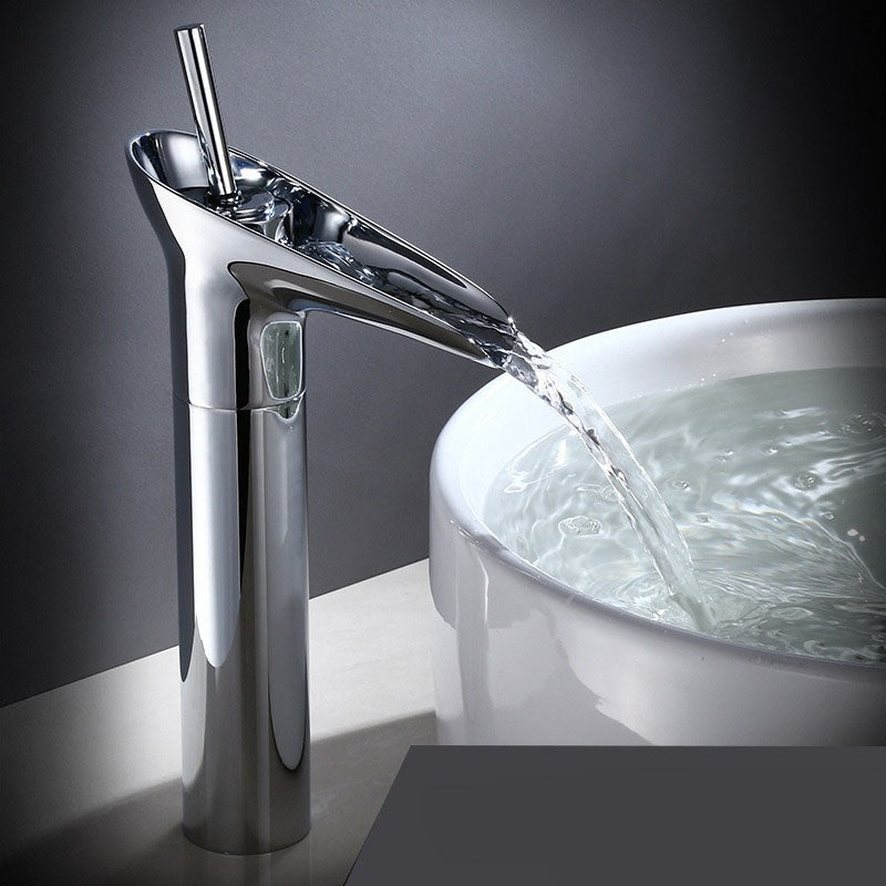 Grifo de baño vintage con salida de agua en cascada y un solo orificio