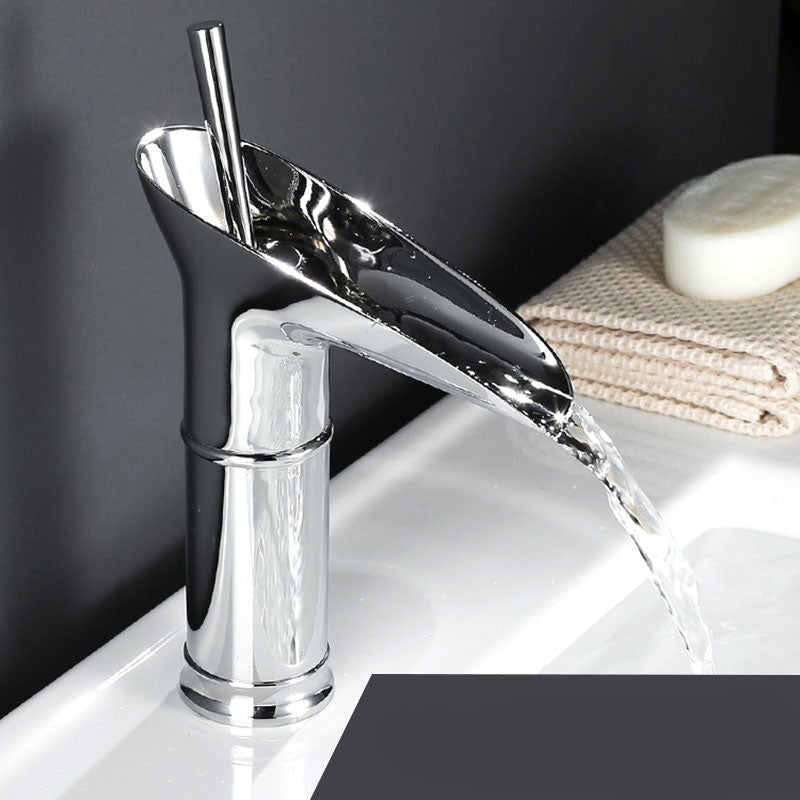 Grifo de baño vintage con salida de agua en cascada y un solo orificio
