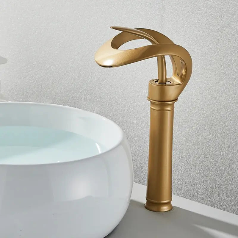 Grifo monomando minimalista para lavabo, con salida de agua en cascada