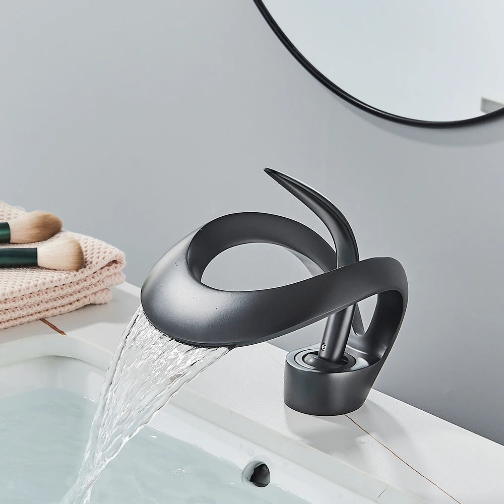 Grifo monomando minimalista para lavabo, con salida de agua en cascada