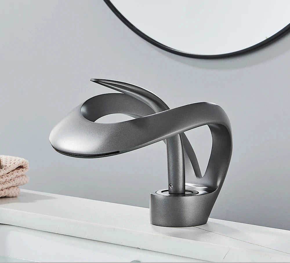 Grifo monomando minimalista para lavabo, con salida de agua en cascada