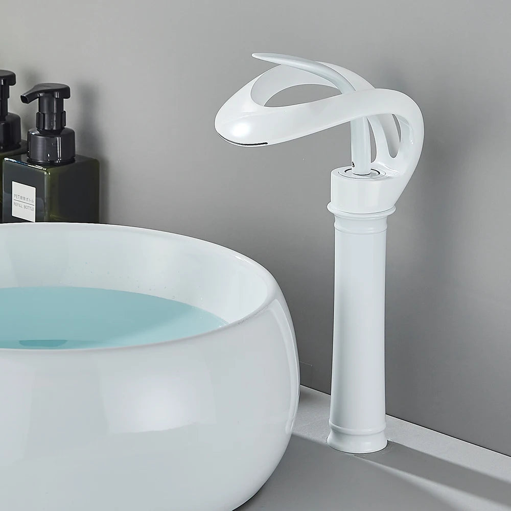 Grifo monomando minimalista para lavabo, con salida de agua en cascada