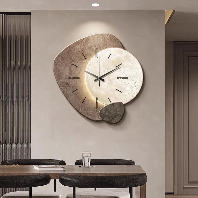 Reloj de pared minimalista escandinavo de metal y madera con mecanismo silencioso