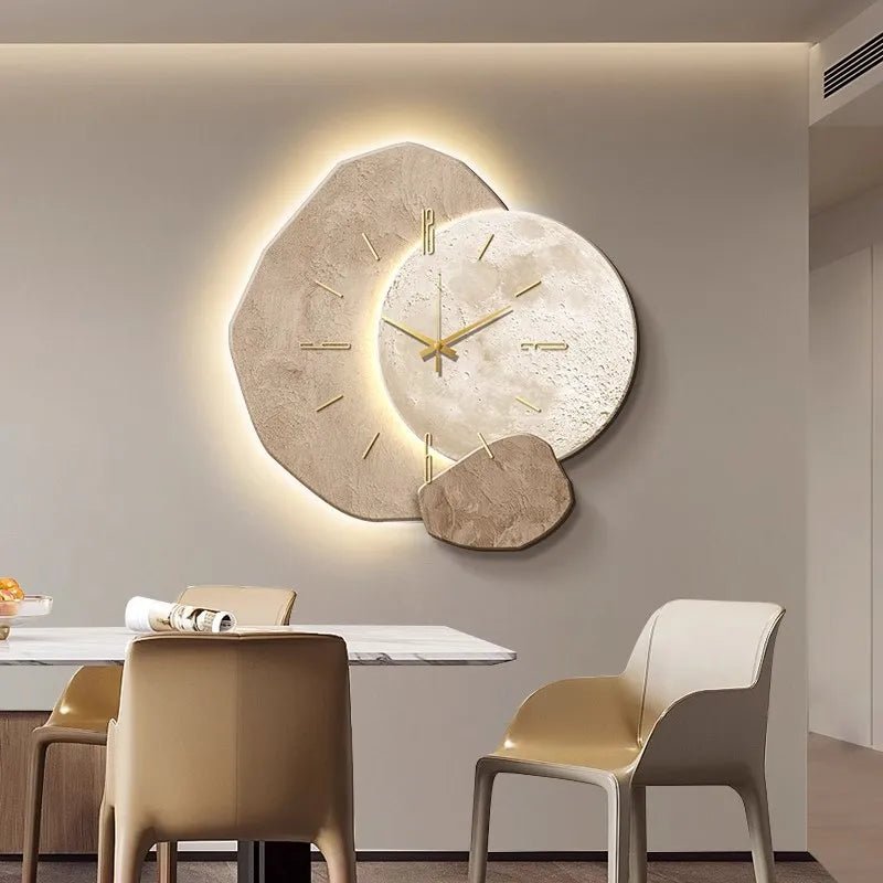 Reloj de pared minimalista escandinavo de metal y madera con mecanismo silencioso
