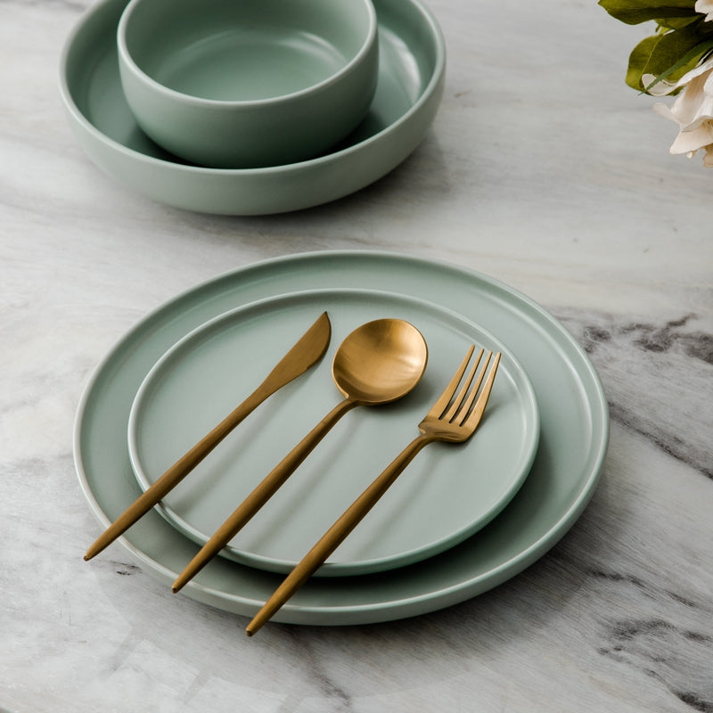 Set de cubiertos modernos y minimalistas de acero inoxidable