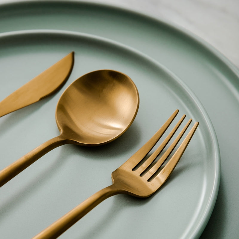 Set de cubiertos modernos y minimalistas de acero inoxidable