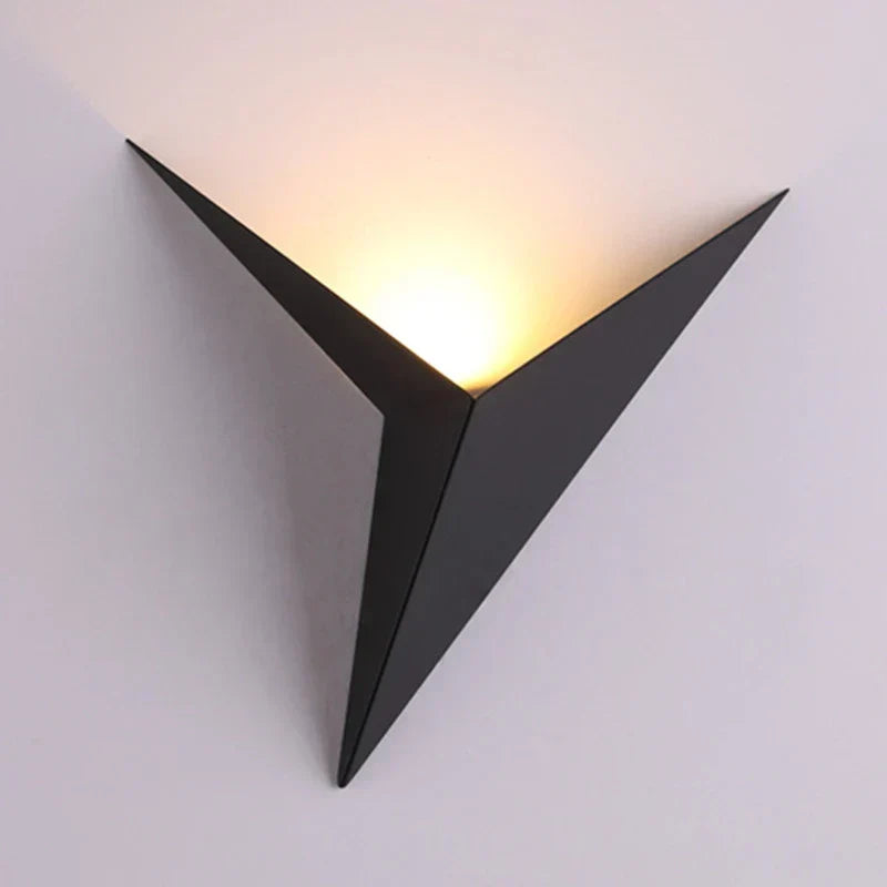 Lámpara de pared interior nórdica minimalista triangular de hierro para escaleras