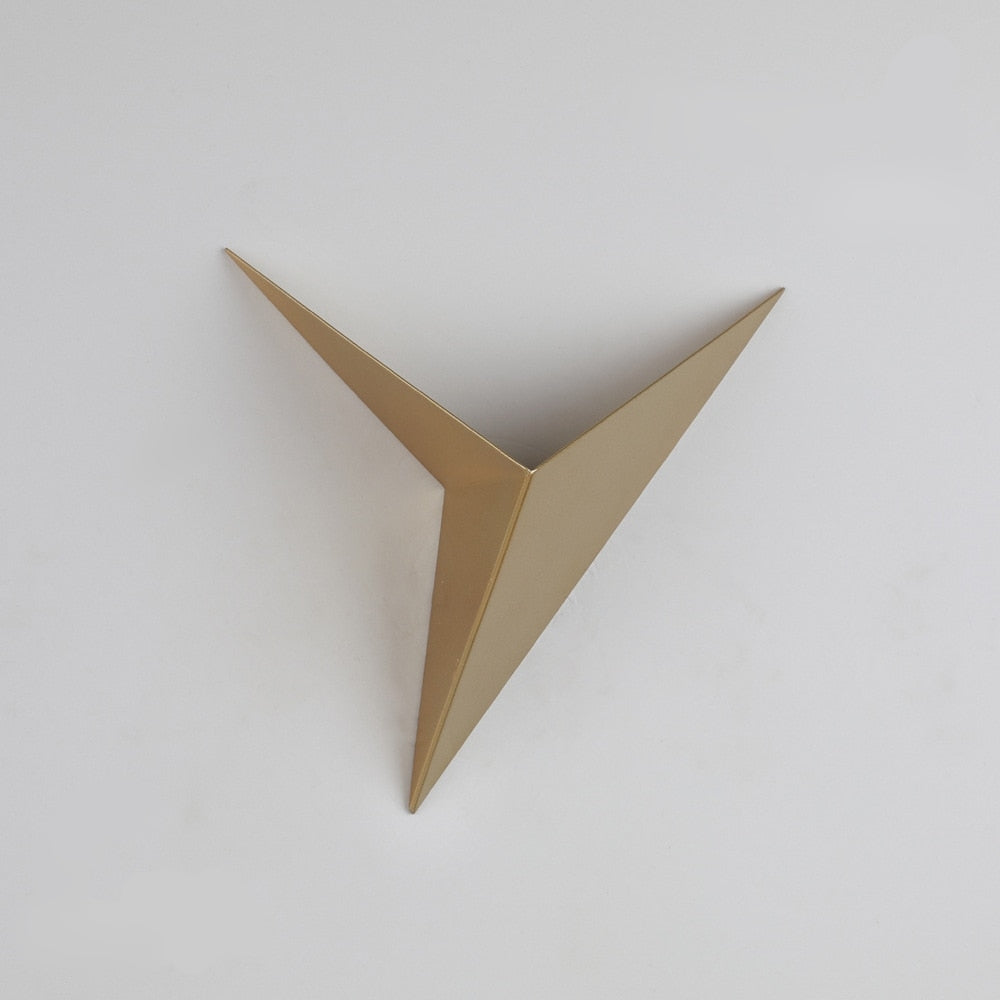 Lámpara de pared interior nórdica minimalista triangular de hierro para escaleras
