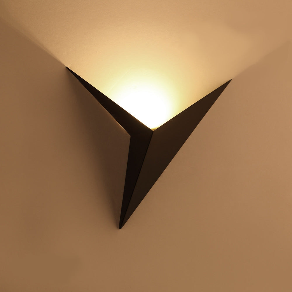 Lámpara de pared interior nórdica minimalista triangular de hierro para escaleras